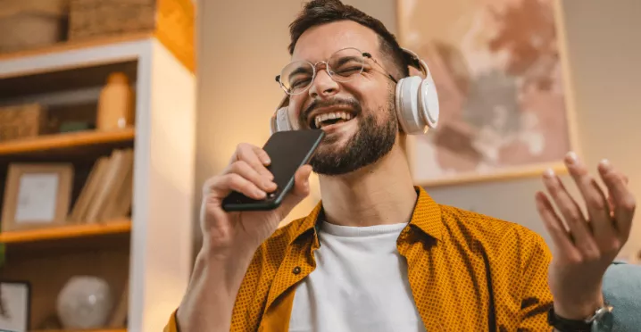 Nagrody cyfrowe - mężczyzna śpiewa- pluxee.pl