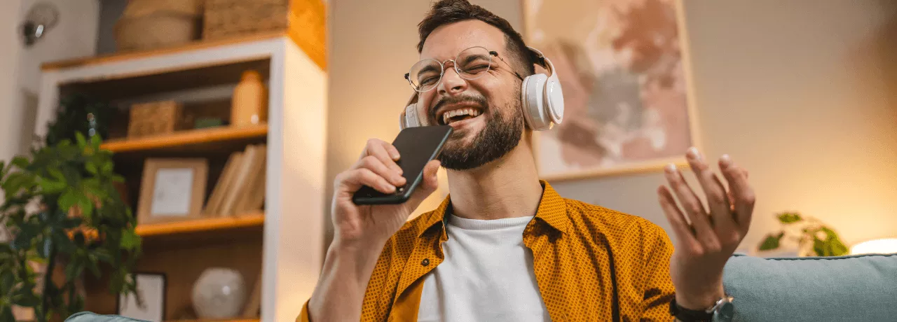 Nagrody cyfrowe - mężczyzna śpiewa- pluxee.pl