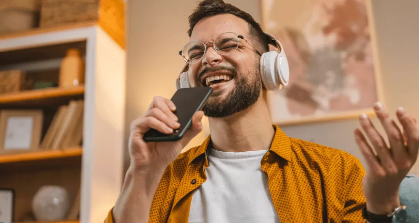 Nagrody cyfrowe - mężczyzna śpiewa- pluxee.pl