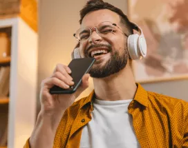 Nagrody cyfrowe - mężczyzna śpiewa- pluxee.pl